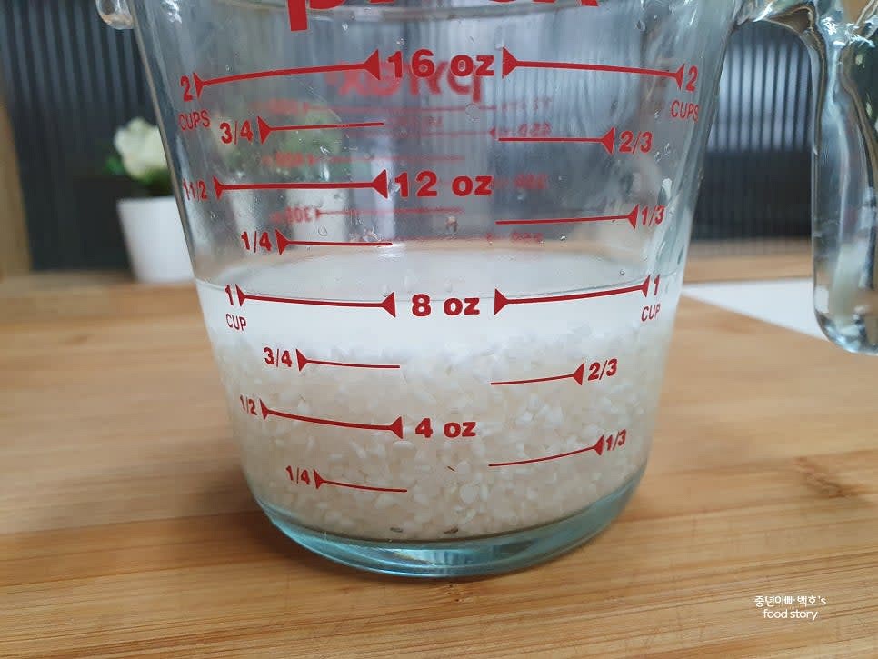 백미 1컵을 깨끗이 씻은 후 물에 30분 동안 불려줍니다.