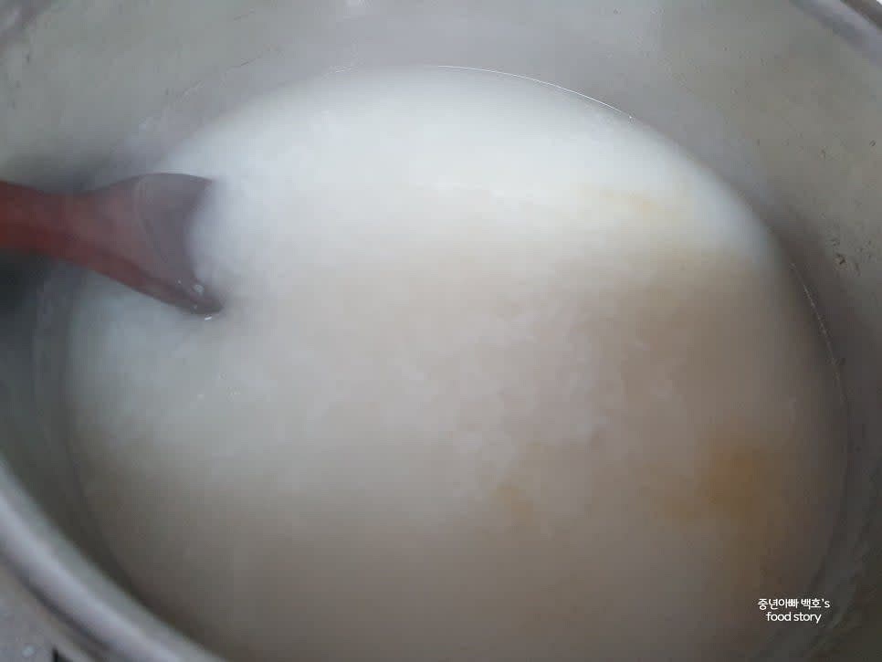 볶은 쌀에 생수 500ml를 먼저 붓고 센 불에서 가끔 저어가며 끓입니다.