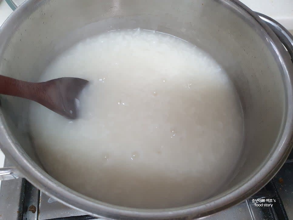 물이 끓기 시작하면 추가로 생수 500ml를 부은 후 약불로 낮추고 뚜껑을 덮은 채로 약 15~20분간 뭉근하게 끓입니다. 중간중간 저어 눌어붙지 않도록 주의합니다.