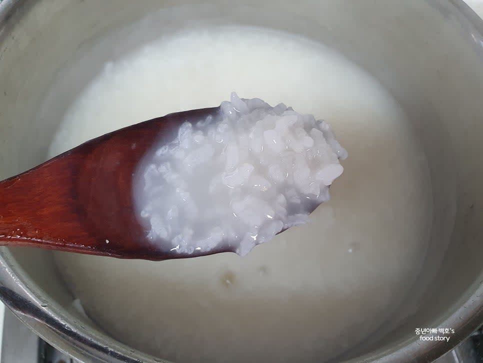 쌀이 충분히 퍼지고 적당한 농도가 되었으면 불을 끄고 15분간 뜸을 들입니다.