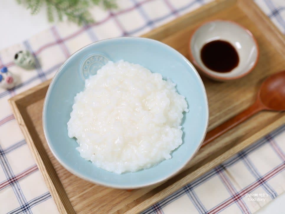 완성된 흰죽을 그릇에 담고 간장이나 다른 양념을 곁들여 취향에 맞게 즐깁니다.