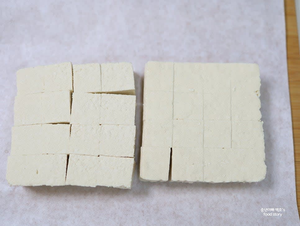 두부는 키친타월로 물기를 제거하고, 두께를 반으로 자른 후 큐브 형태로 4등분씩 잘라줍니다.