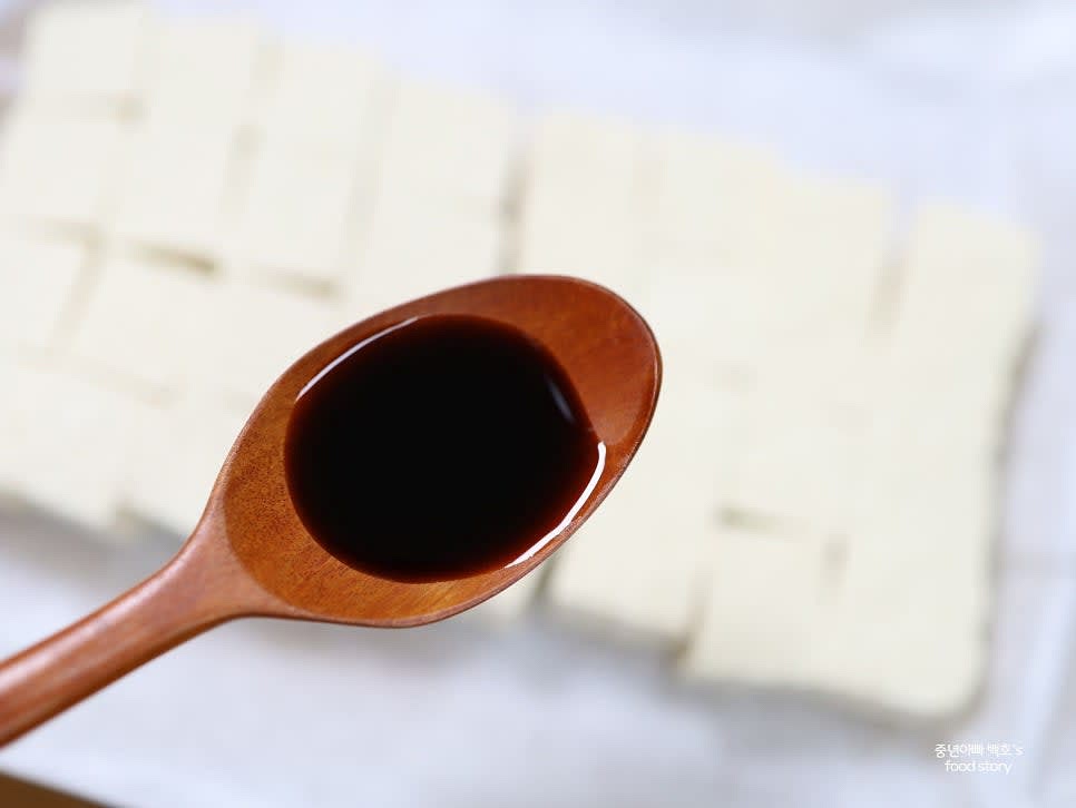 두부에 소금을 약간 뿌리고 진간장 1스푼을 골고루 발라줍니다.