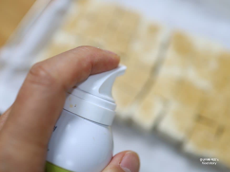 올리브오일 2스푼을 두부에 골고루 발라줍니다. 스프레이 오일을 사용하면 더욱 편리합니다.