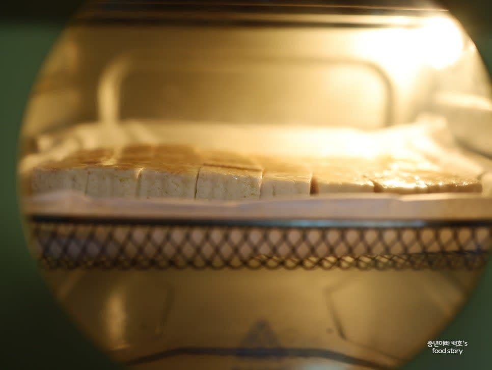 에어프라이어에 종이 포일을 깔고, 두부를 올려 초벌로 180℃에서 10분간 구워줍니다.