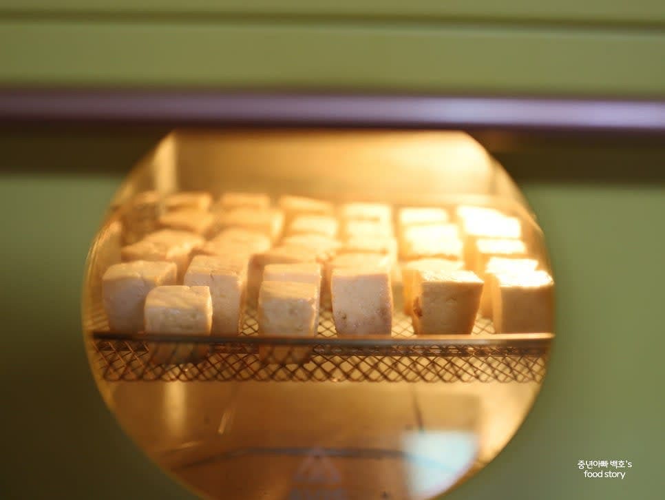 초벌 후 종이 포일을 제거하고, 두부를 뒤집어 망 위에 놓은 후 180℃에서 10분간 추가로 구워줍니다.