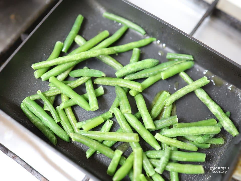그린빈스를 선택 사항으로 추가할 경우, 팬에 올리브오일을 두르고 살짝 볶아줍니다.