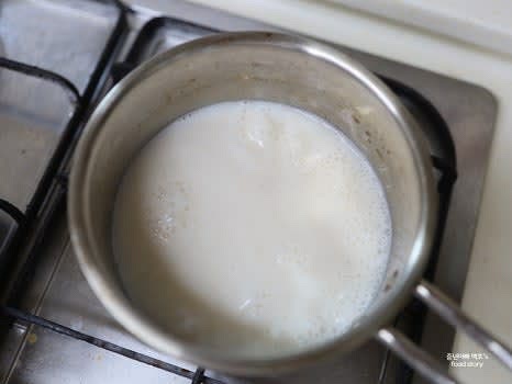 냄비에 사골육수 500ml를 붓고 팔팔 끓입니다.