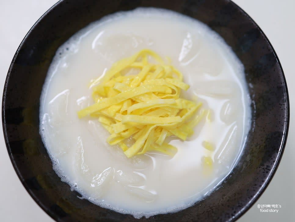 달걀지단, 김가루, 대파, 참기름을 올려 마무리합니다. 취향에 따라 후추를 추가합니다.