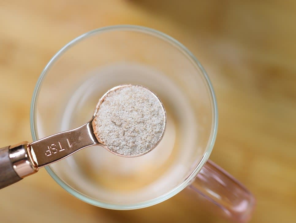 찬물 250ml에 립톤 복숭아 맛 분말 7티스푼을 넣고 잘 섞어 아이스티를 만듭니다.