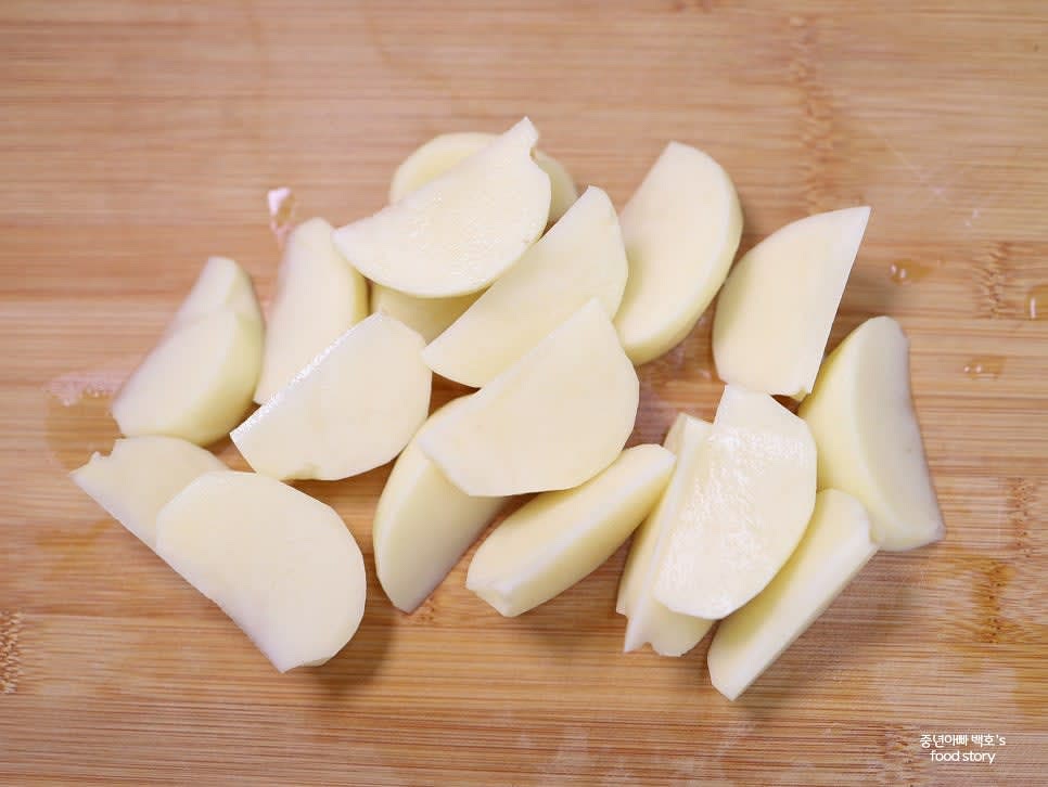 감자 2알을 깨끗이 씻고 V자 형태로 잘라 웨지 모양을 만듭니다.