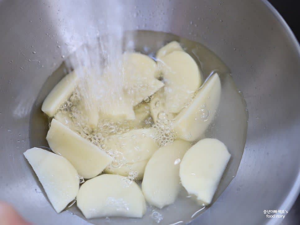 감자를 흐르는 물에 헹구고 10분간 물에 담가 전분을 제거합니다.