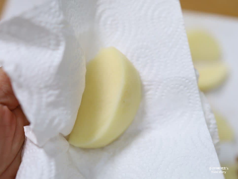 채반에 물기를 뺀 후 키친타월로 하나씩 물기를 완전히 제거합니다.