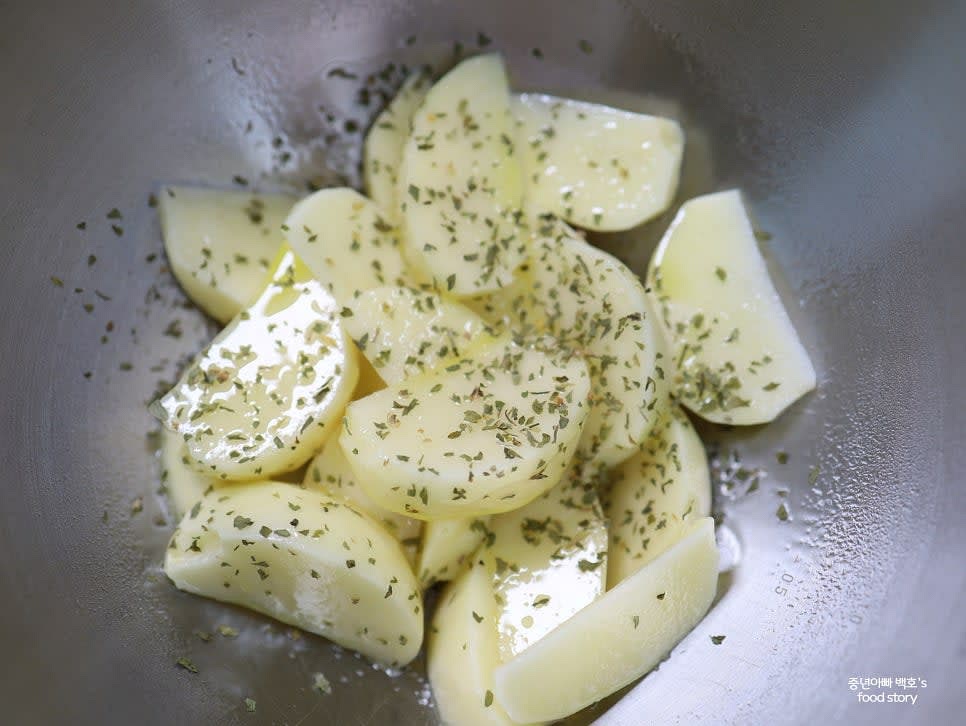 그릇에 감자를 담고 소금, 올리브오일, 파슬리 가루를 넣어 골고루 섞어줍니다.
