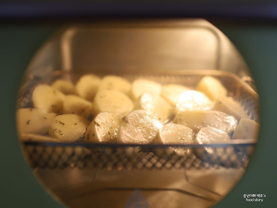 에어프라이어를 200℃에서 5분간 예열한 뒤 감자를 겹치지 않게 넣습니다.