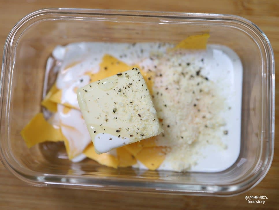 나쵸 소스를 만들기 위해 체더치즈, 버터, 생크림, 올리고당, 파마산 치즈가루, 후추를 전자레인지 용기에 넣고 30초 단위로 돌려가며 섞습니다.