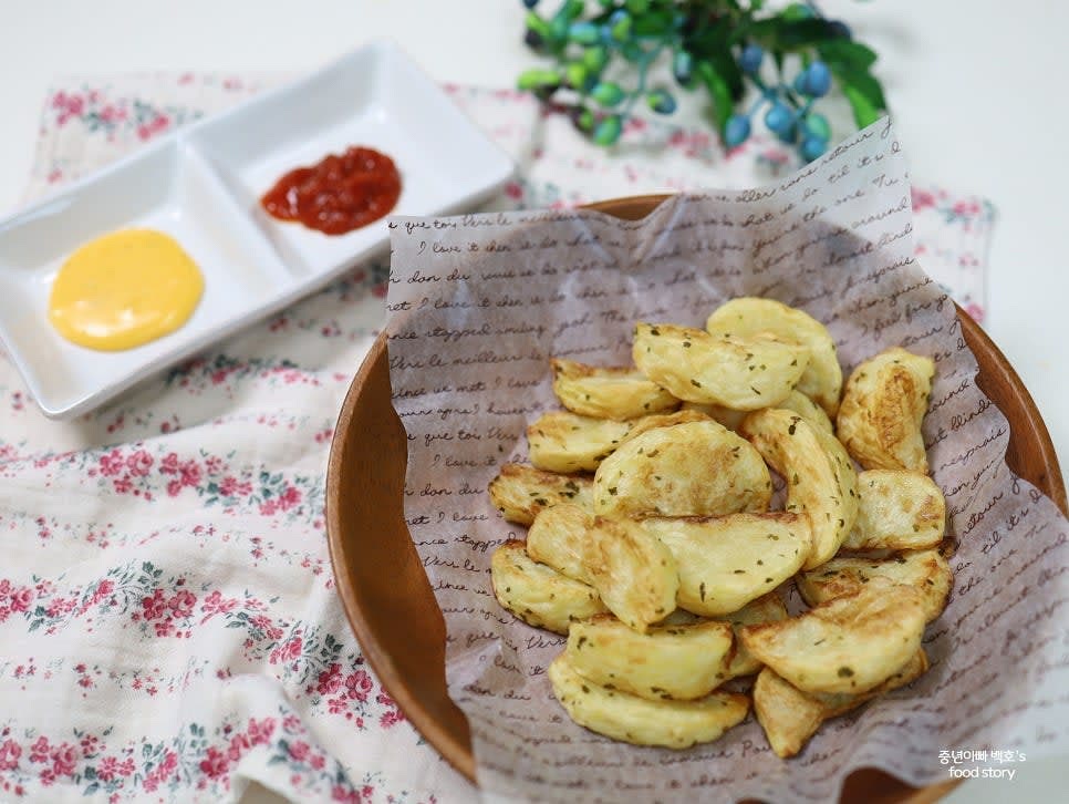 완성된 웨지감자를 그릇에 담고 나초 소스와 케첩을 곁들여 즐깁니다.