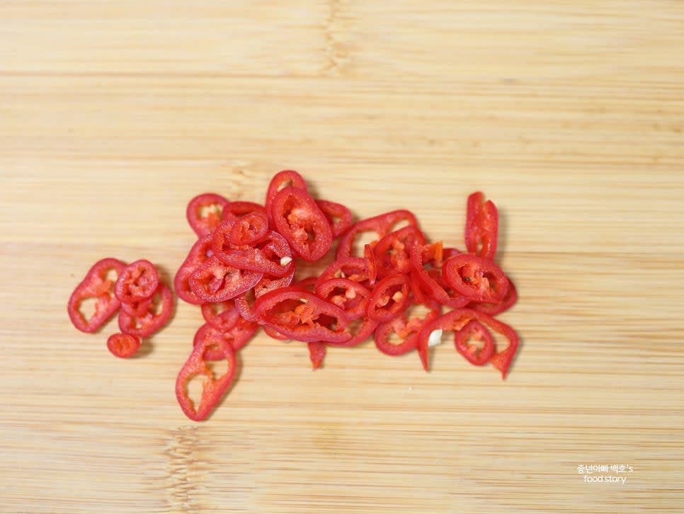 청양고추와 홍고추를 송송 썰어 준비합니다. 홍고추는 색감을 위해 사용됩니다.