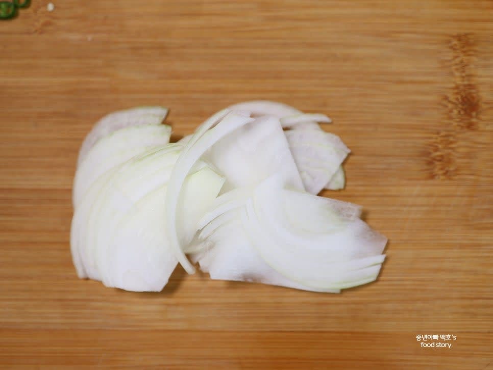 양파는 얇게 채를 썰어 준비합니다. 매운 기를 제거하고 싶다면 물에 잠시 담갔다가 사용합니다.