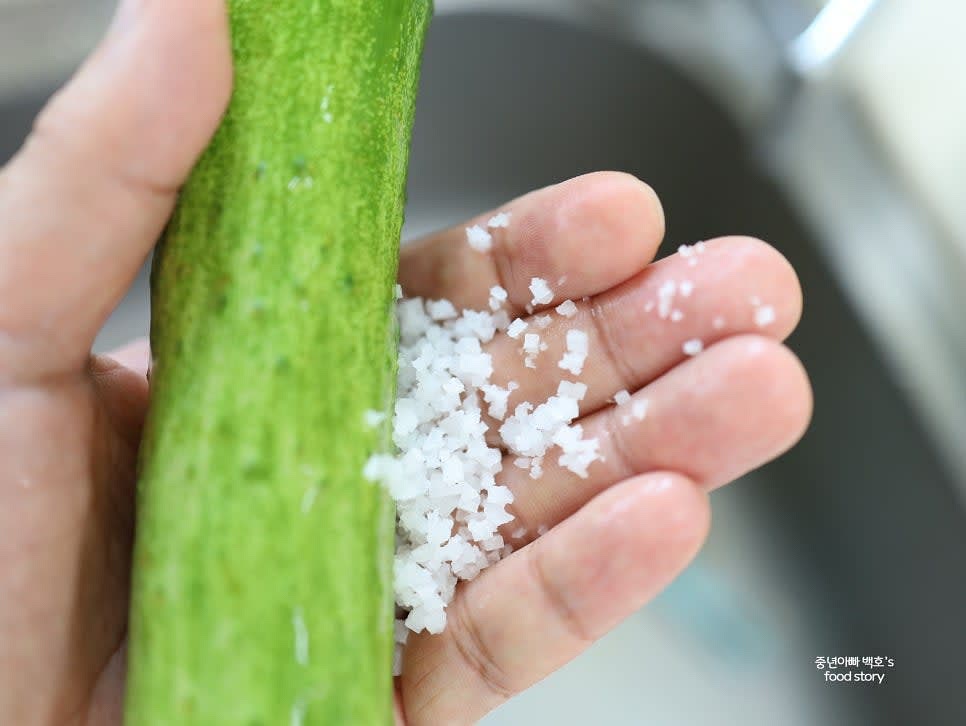 오이는 껍질째 사용하므로 굵은 소금으로 박박 문질러 소독한 후 채를 썹니다.