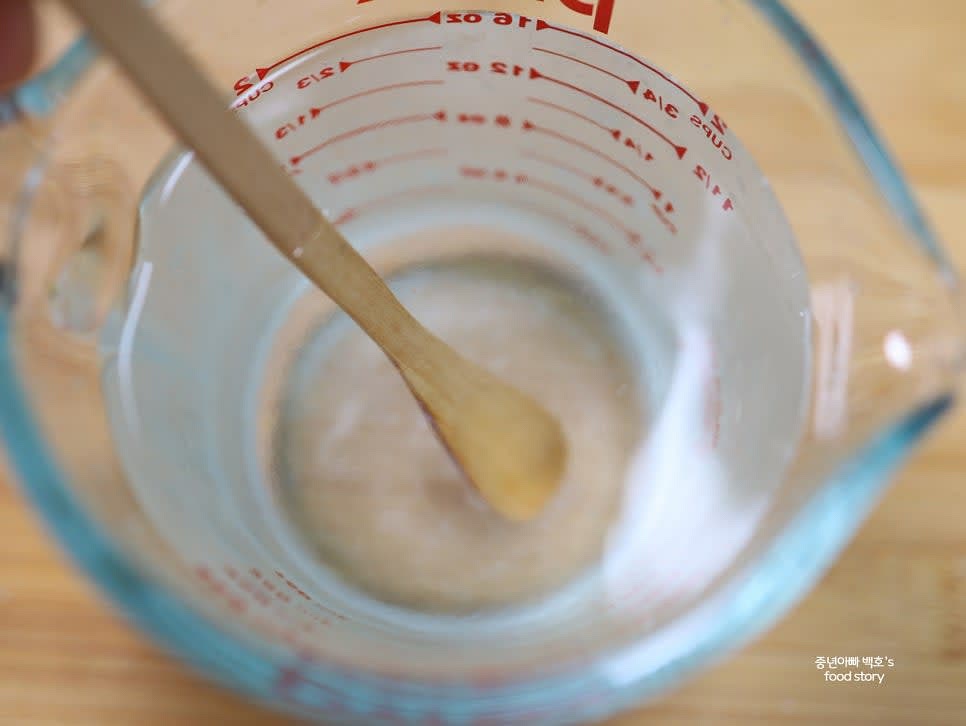 생수 500ml에 소금 1/2티스푼, 식초 3스푼, 알룰로스 1/2스푼을 넣어 오이냉국 육수를 만듭니다. 간은 입맛에 맞게 조절합니다.