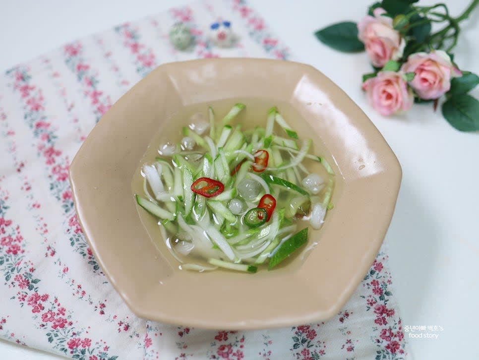 그릇에 잘 담아 상에 올립니다. 찬밥이나 국수와 함께 즐기면 더욱 맛있습니다.