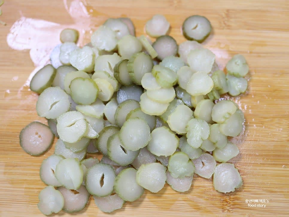 전통오이지를 흐르는 물에 깨끗이 헹군 후 적당한 두께로 썹니다.