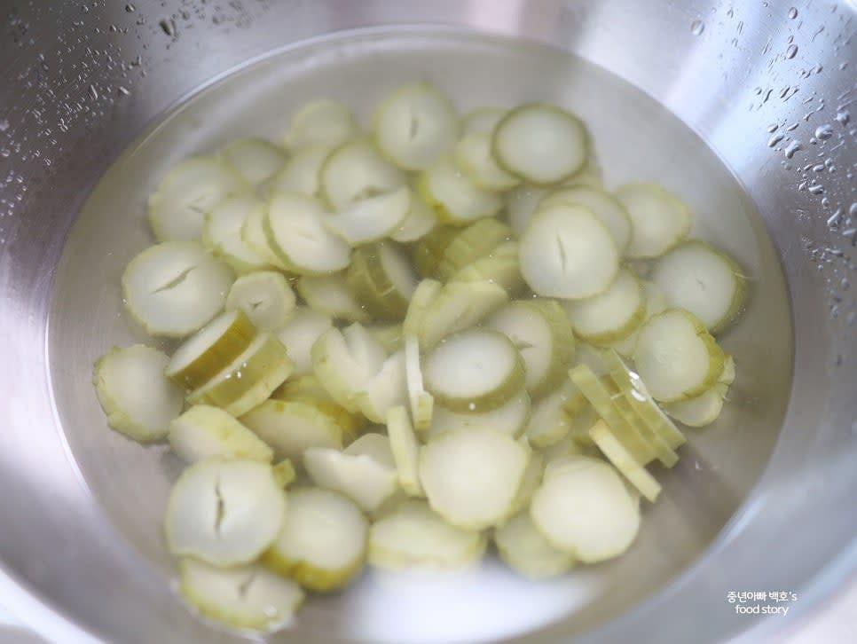 썬 오이지를 찬물에 10~15분 정도 담가 짠맛을 우려냅니다. 중간에 맛을 보며 적당한 간을 확인하세요.