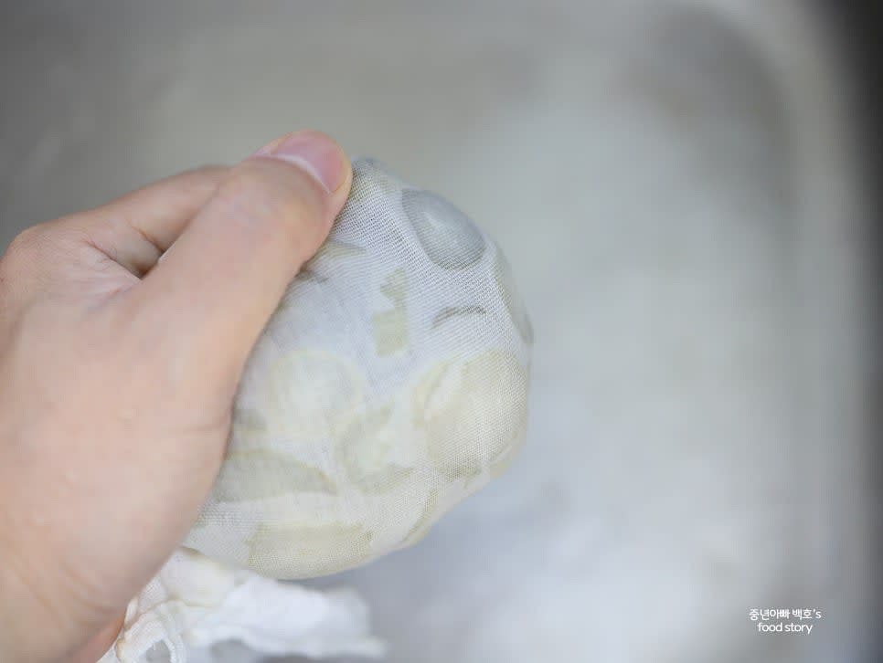 물기를 제거하기 위해 면포에 싸거나 손으로 꽉 짜줍니다.