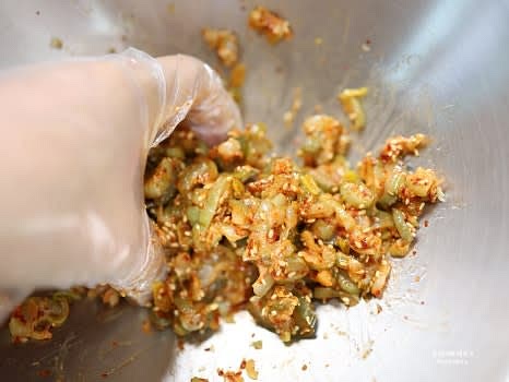 참기름과 통깨를 추가로 넣고 다시 조물조물 무쳐 마무리합니다.