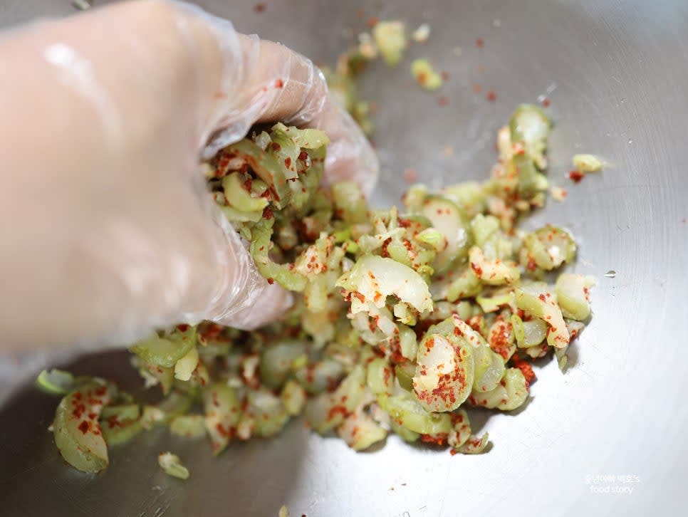 넉넉한 그릇에 물기를 제거한 오이지를 담고, 다진 마늘, 매실청, 알룰로스, 고춧가루, 대파를 넣고 초벌로 조물조물 무쳐줍니다.