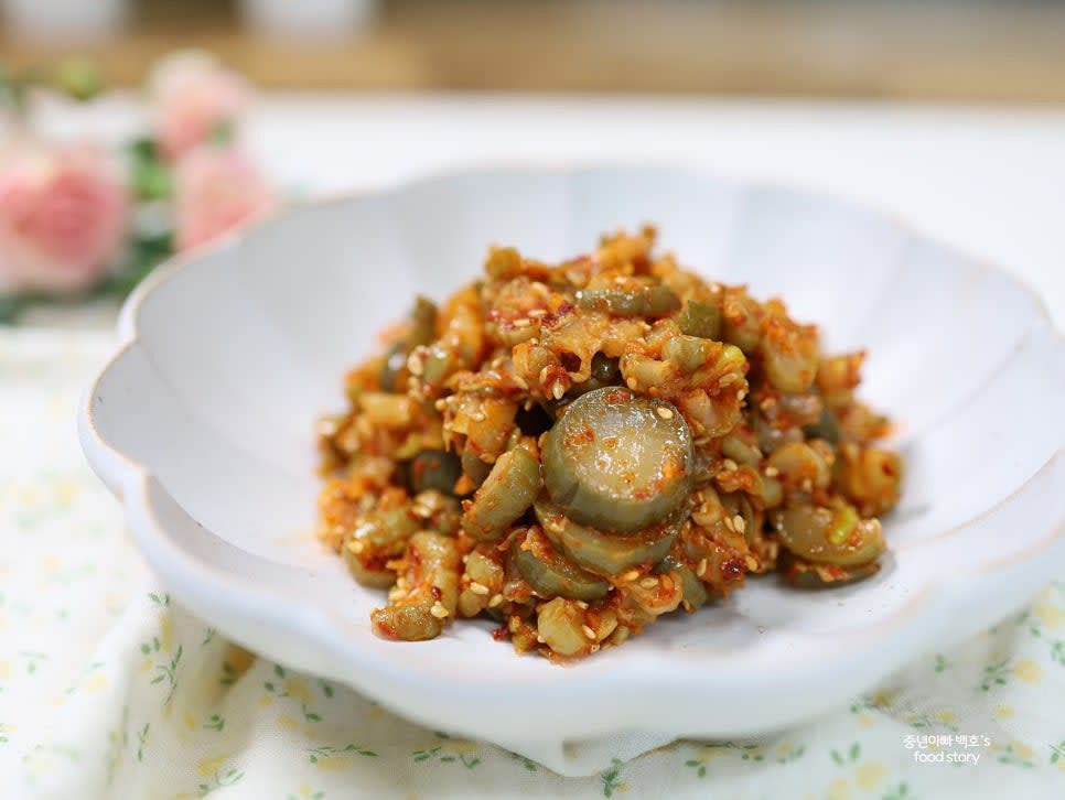 접시에 담아 냅니다. 갓 지은 밥이나 찬물에 말아 먹으면 더욱 맛있습니다.