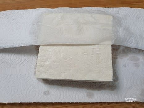 두부의 물기를 제거한 후 네모 형태로 썰어줍니다.