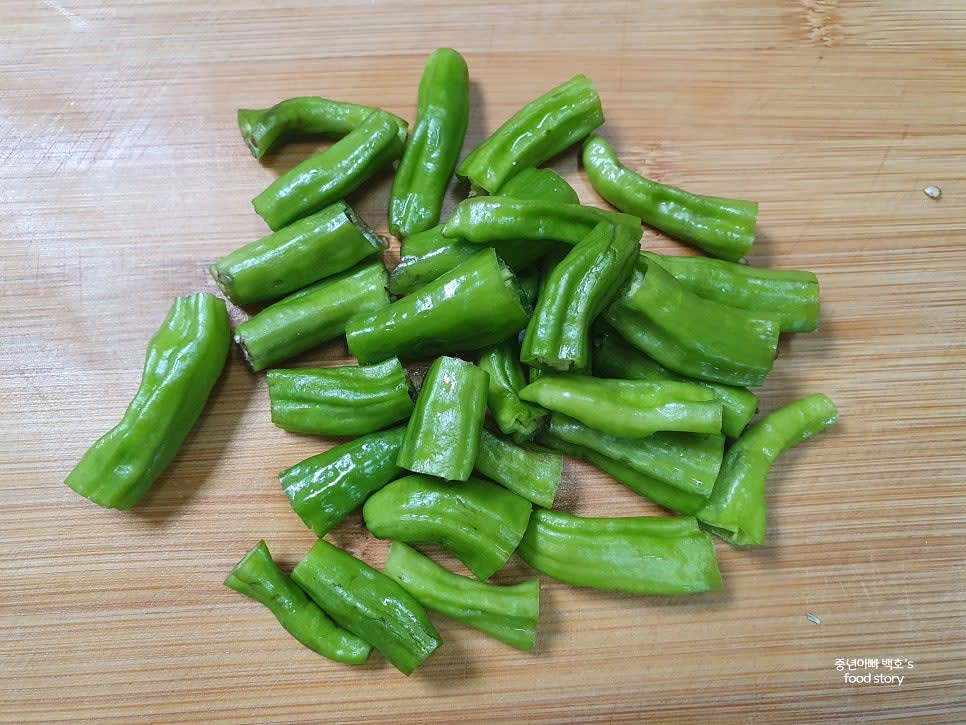 꽈리고추를 씻고 꼭지를 제거한 뒤, 비슷한 크기로 썰어줍니다.