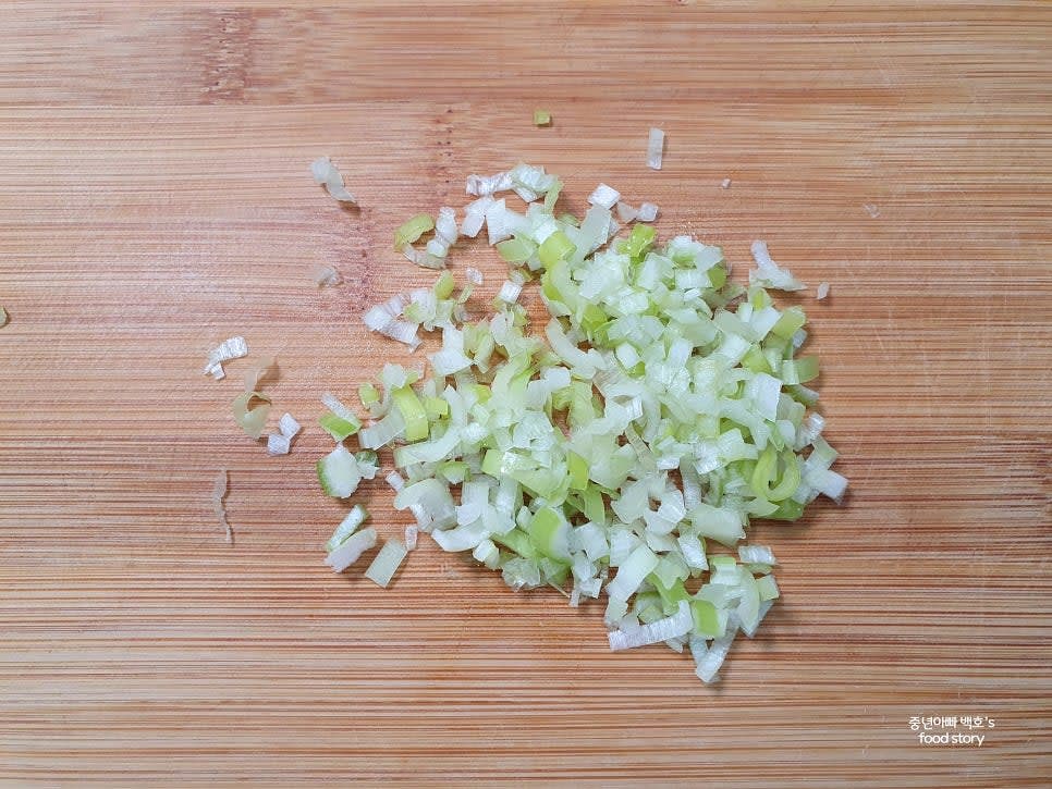 대파를 다져서 2스푼 정도 준비합니다.