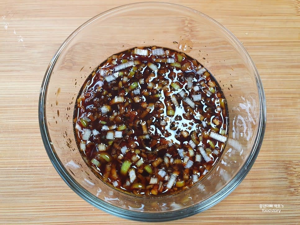 양념장을 만듭니다. 진간장, 다진 마늘, 알룰로스, 맛술을 섞어 준비합니다.