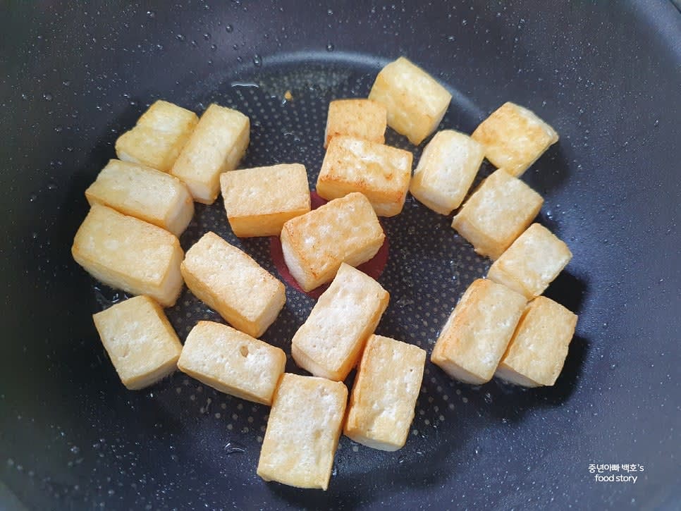 프라이팬에 식용유를 두르고 두부의 4면을 골고루 노릇하게 구워줍니다.