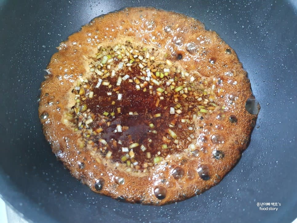 팬에 양념장을 넣고 중불로 끓입니다.