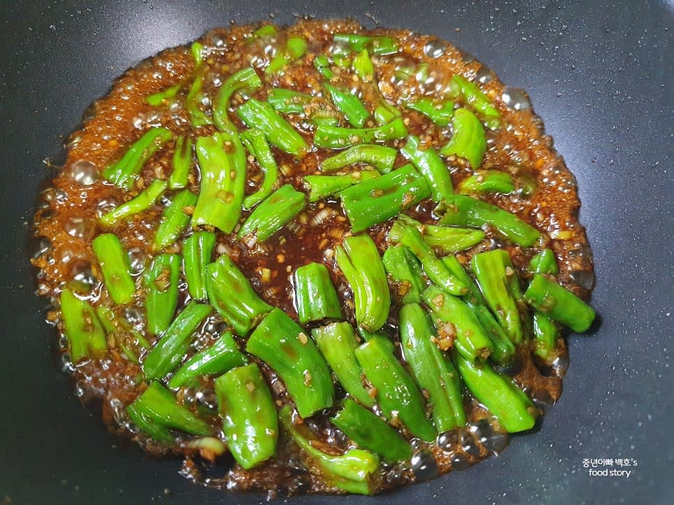 양념장이 끓기 시작하면 꽈리고추를 넣고 숨이 가라앉을 때까지 조려줍니다.