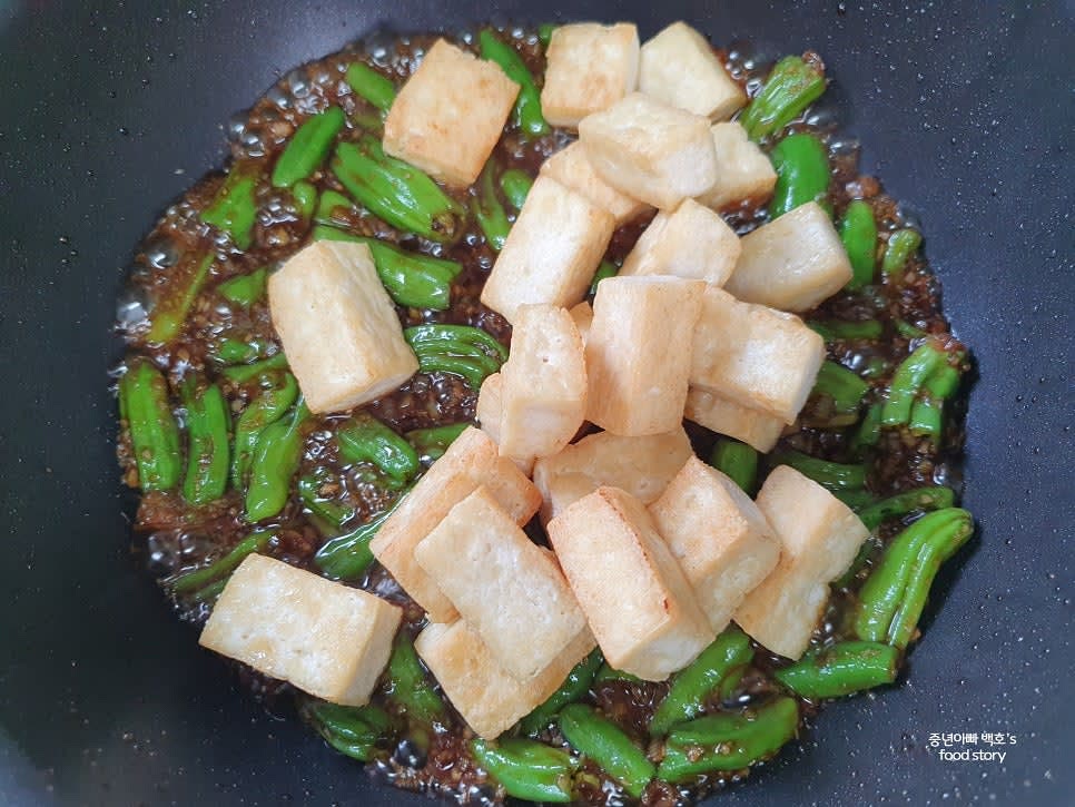 구워놓은 두부를 넣고 양념이 재료에 잘 배도록 중불에서 조려줍니다.