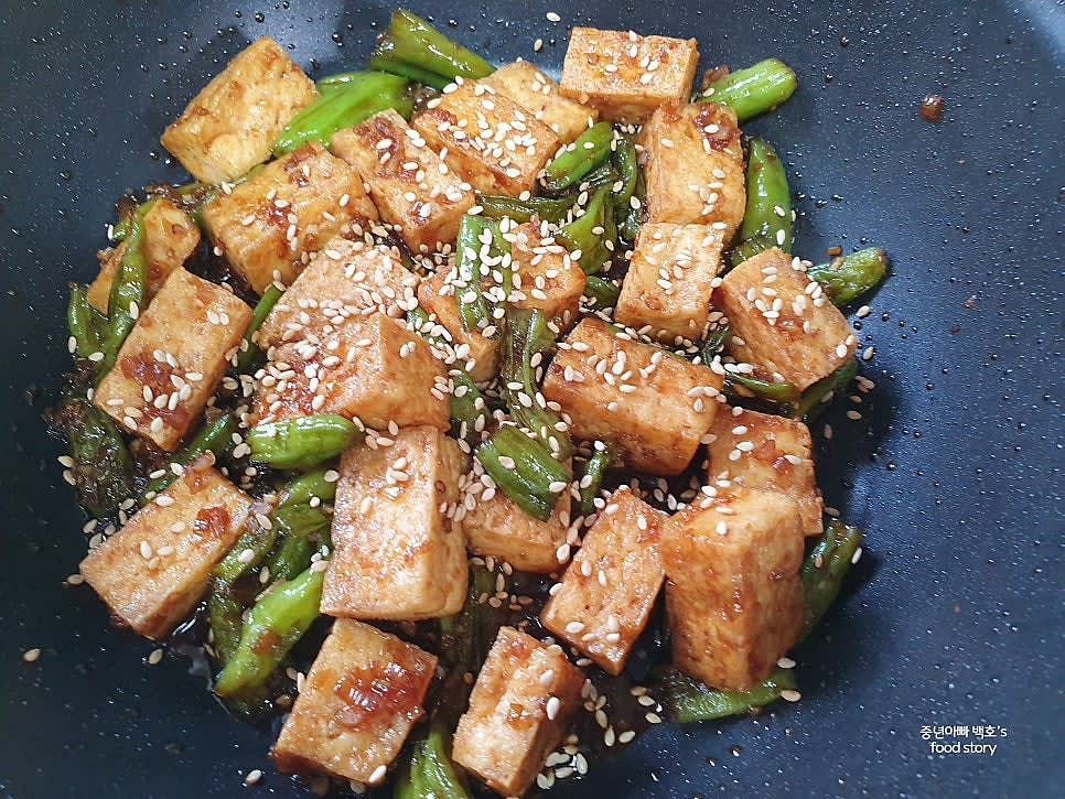 불을 끄고 통깨, 후추, 참기름을 넣고 잘 섞어 마무리합니다.