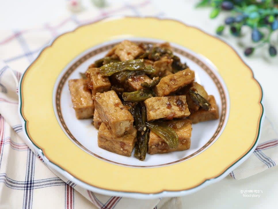 그릇에 담아 완성된 요리를 제공합니다.