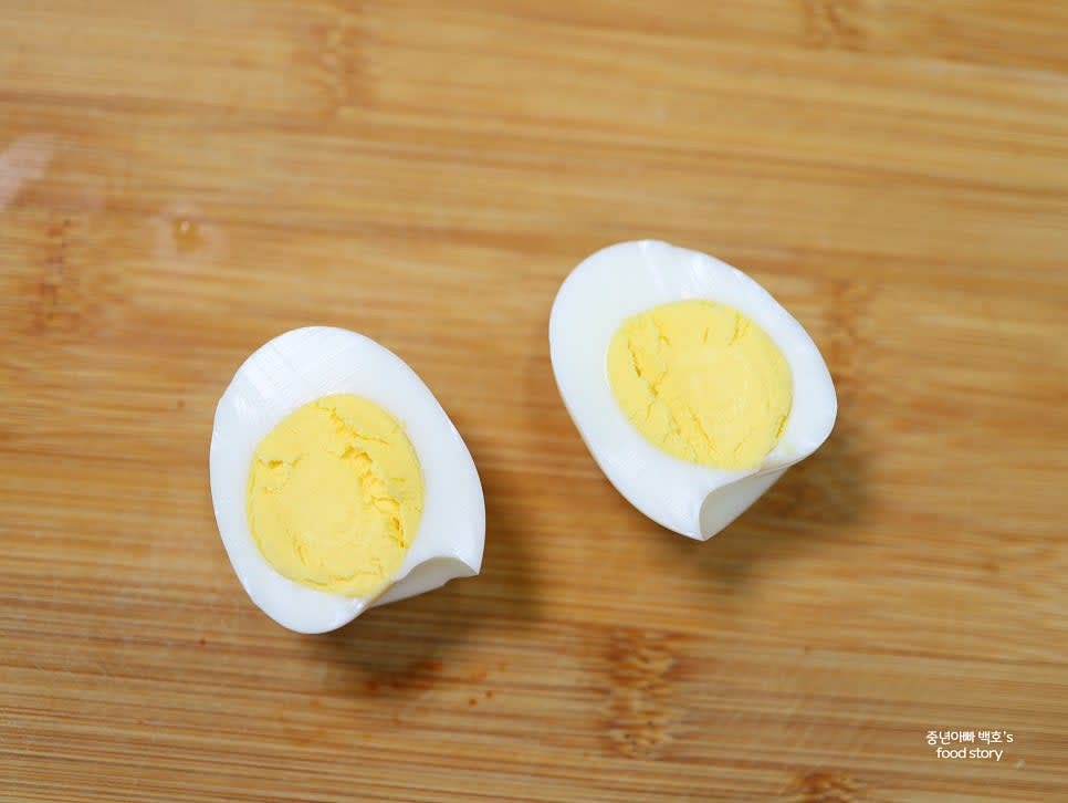 계란 1알을 삶아 반으로 자릅니다.
