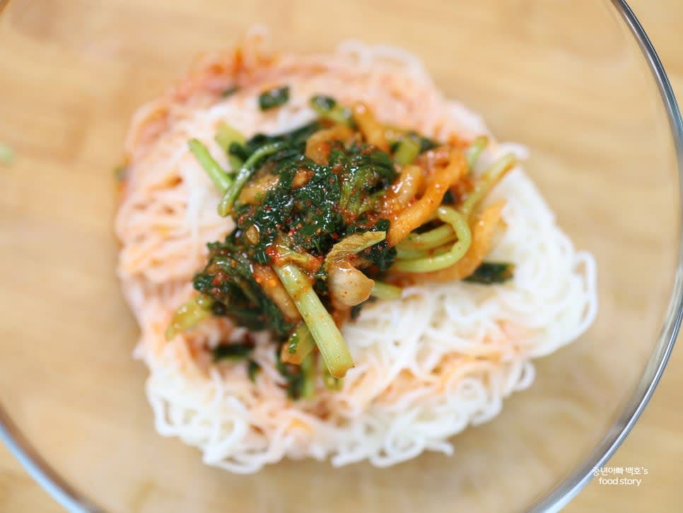 넉넉한 그릇에 소면을 담고 열무김치를 1/2컵 넣어줍니다.