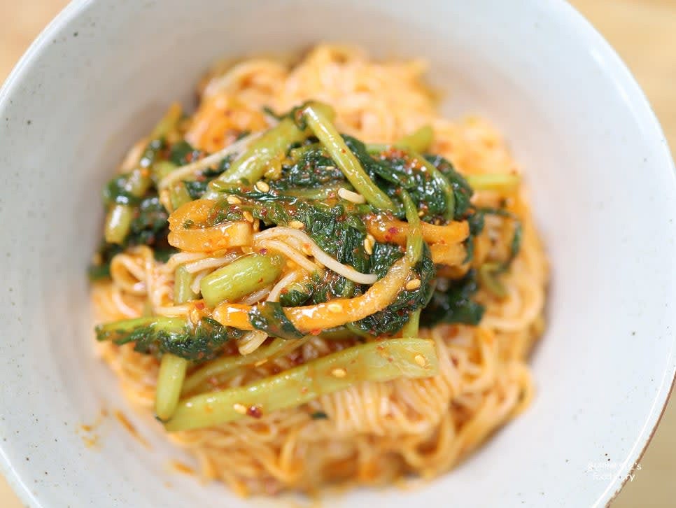 골고루 섞인 면을 그릇에 담고 김치를 올립니다.