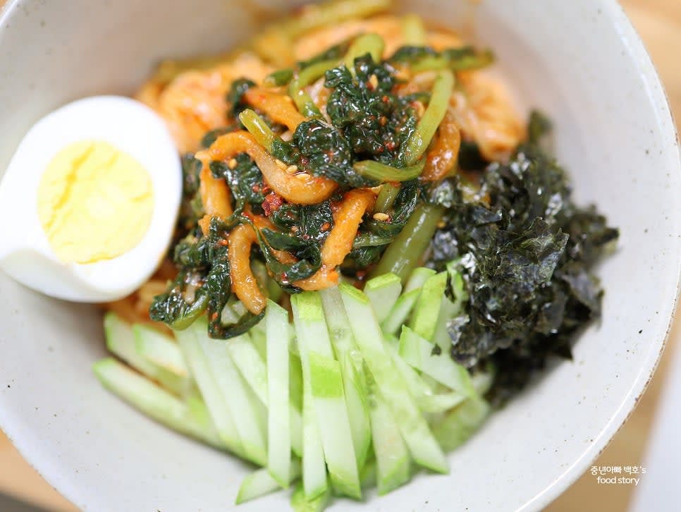 오이채, 삶은 계란 반쪽, 김가루를 고명으로 올려줍니다.