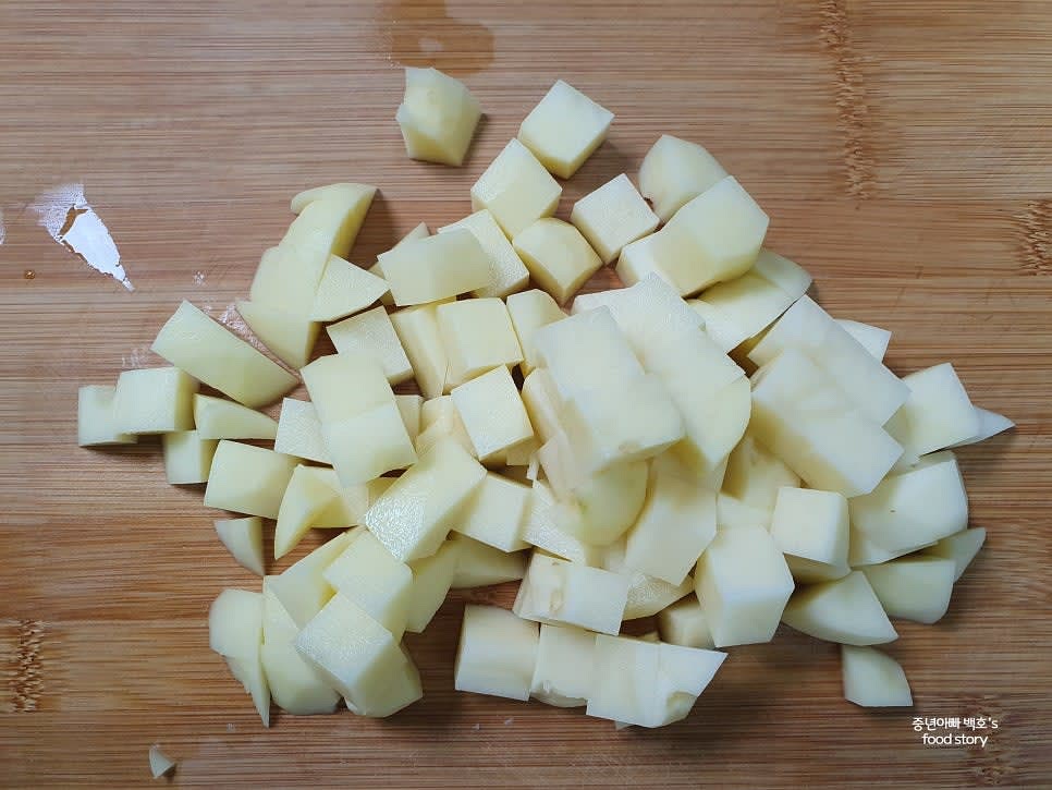 감자, 당근, 양파, 쥬키니 호박을 먹기 좋은 크기로 썰어 준비합니다.