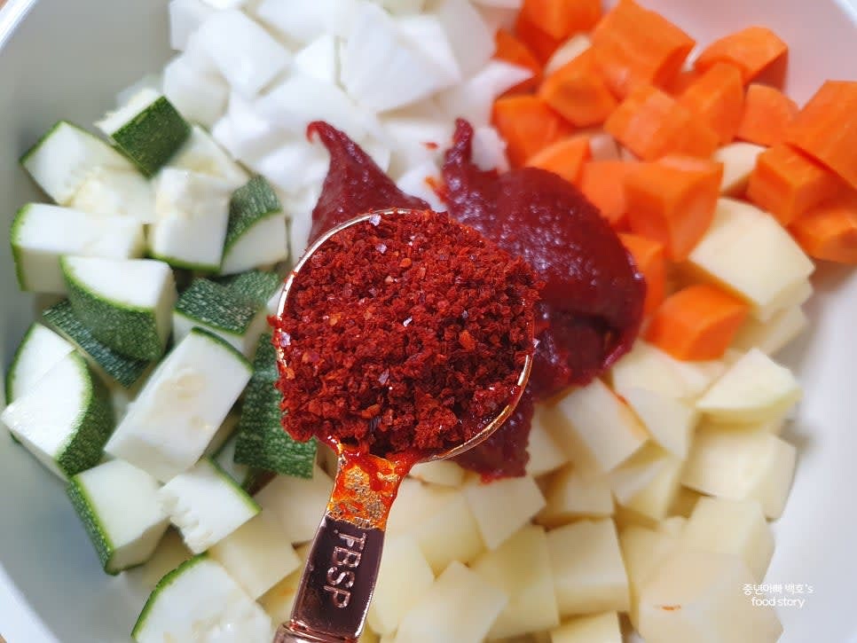 냄비에 다진 마늘, 고추장 3스푼, 고춧가루 1스푼, 된장 1/2 티스푼, 식용유 3스푼을 넣고 재료와 함께 섞어줍니다.