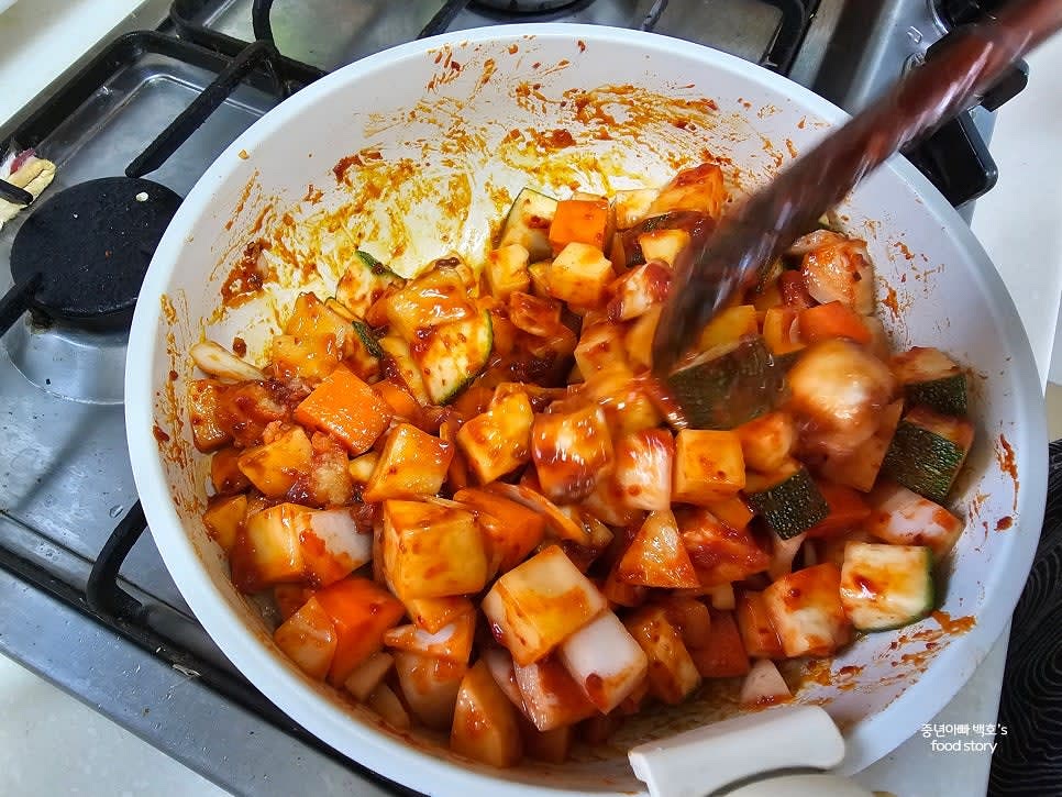 냄비를 중불에 올리고 양념이 타지 않게 골고루 볶아줍니다. 필요 시 물을 약간 넣어 양념이 타지 않도록 합니다.