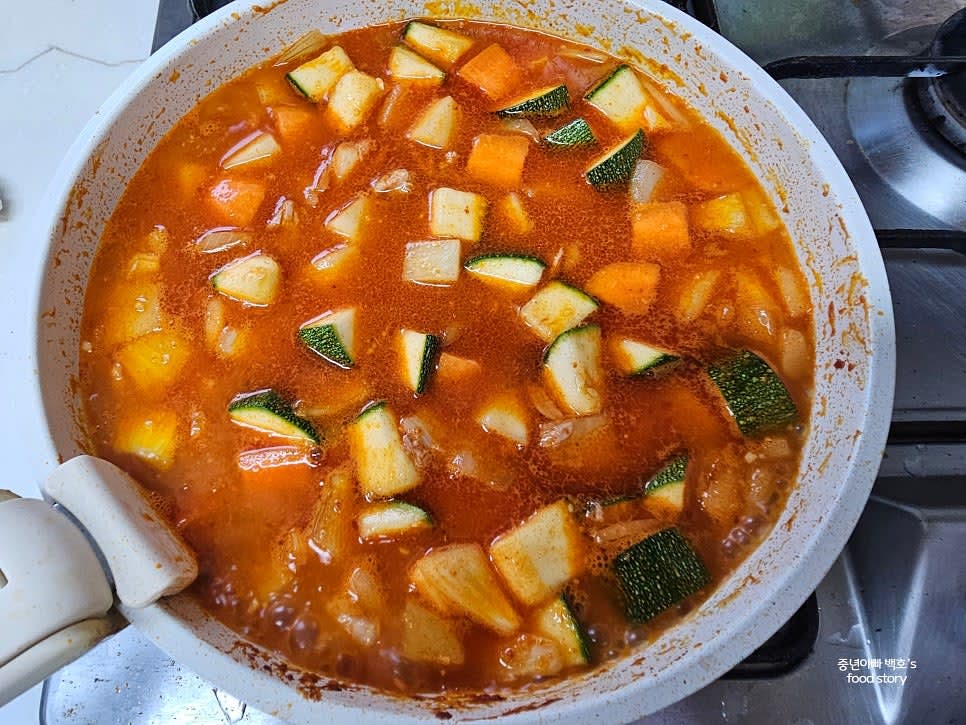 재료가 충분히 볶아졌다면 생수를 재료가 잠길 정도로 부어줍니다.